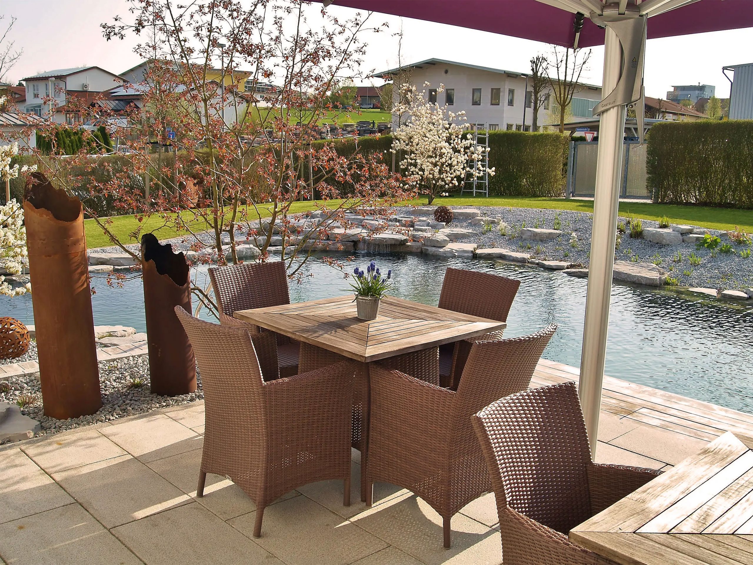 Badeteich_Geisenhausen_sitzmoebel_terrasse_teich_TG_0013_3000px-3