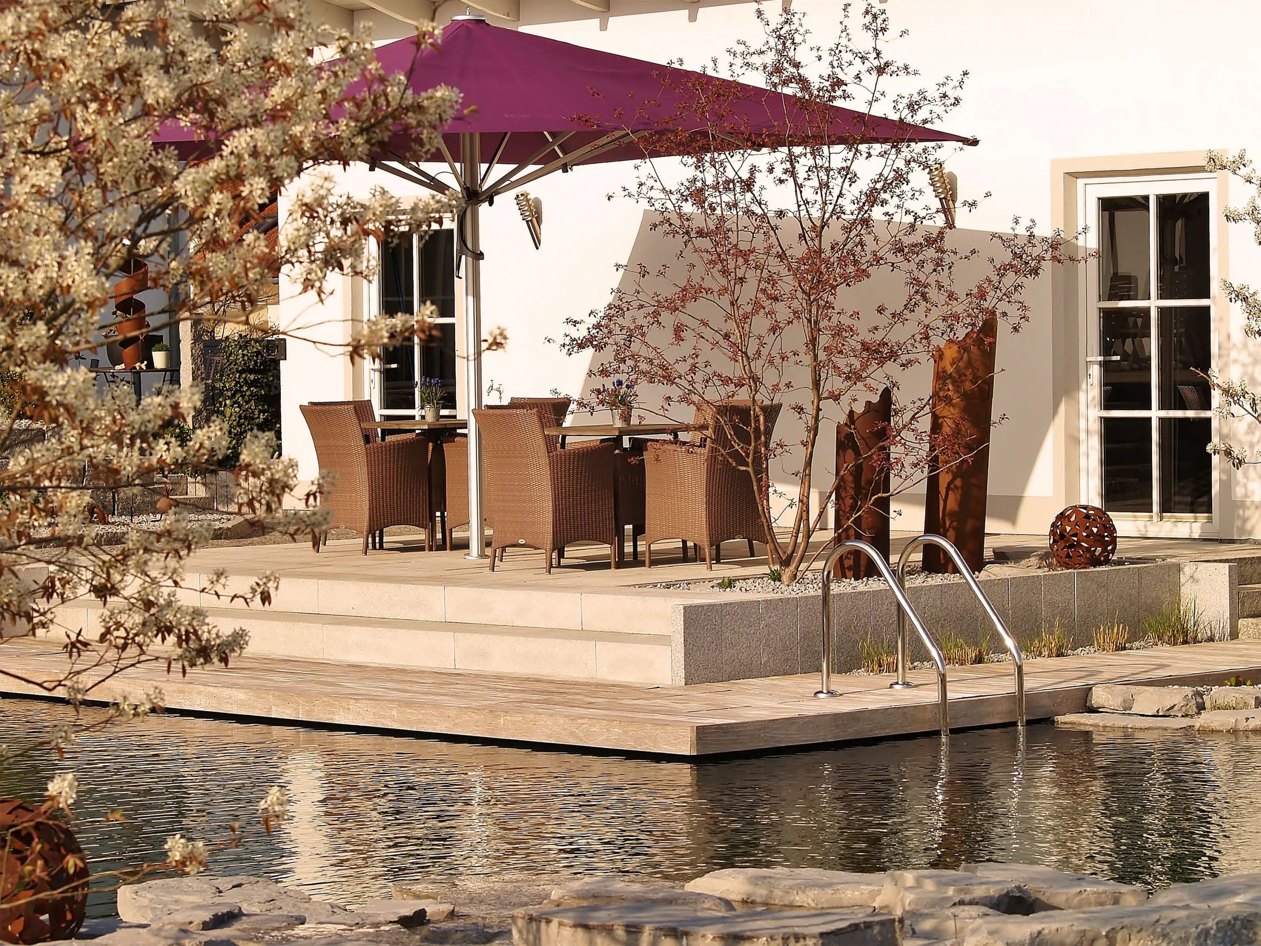 Badeteich_Geisenhausen_teich_einstieg_terrasse_TG_0039_3000px-3 Badeteich in moderner Gestaltung mit japanischem Einfluss.