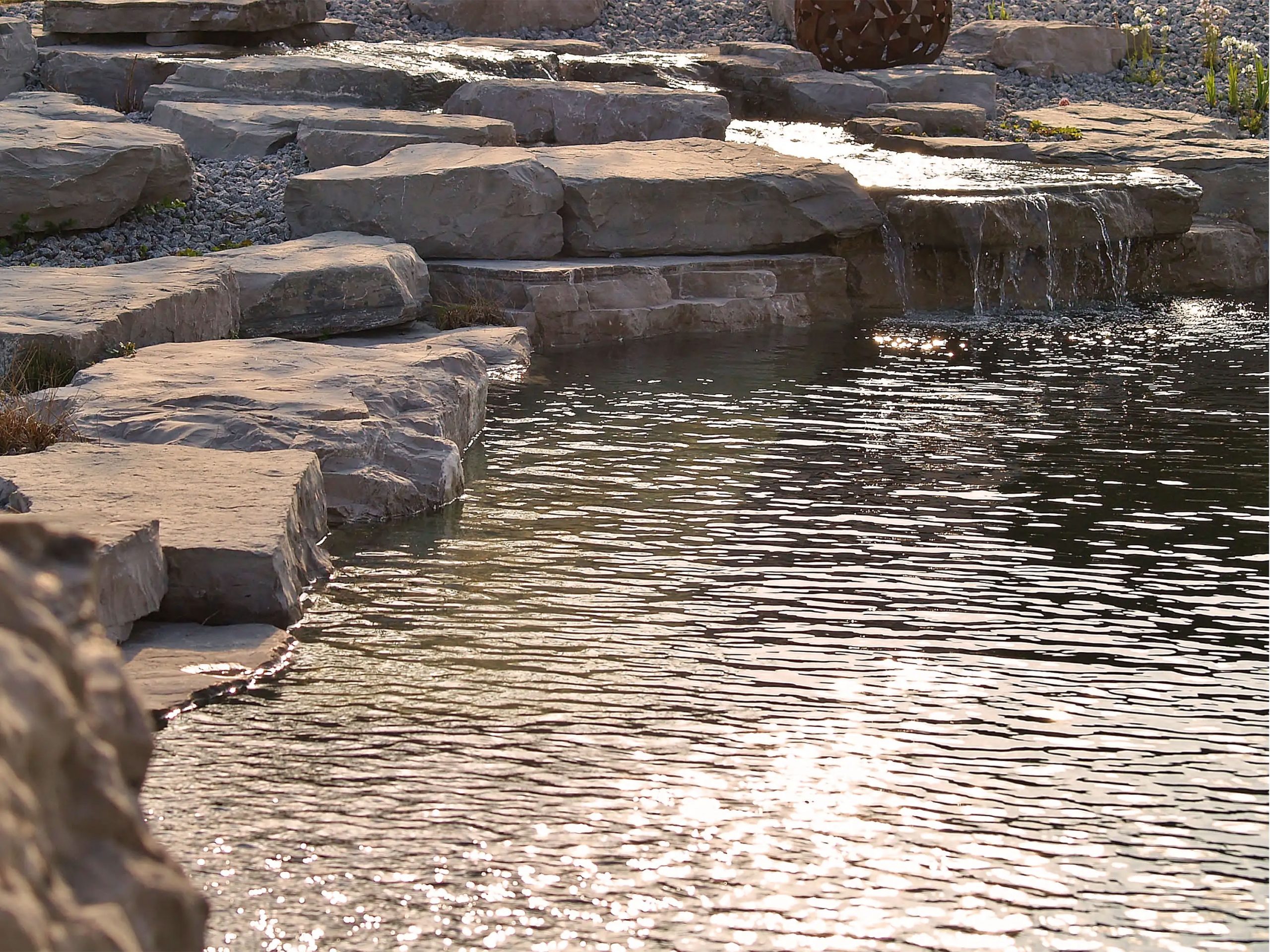 Badeteich_Geisenhausen_wassereinlauf_felsen_TG_0033_3000px-2